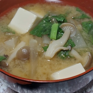 のらぼう菜と大根と豆腐としめじの味噌汁